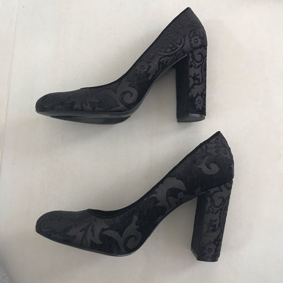 Nine West Tapestry Stacked Heel Pumps - Picture 4 of 8